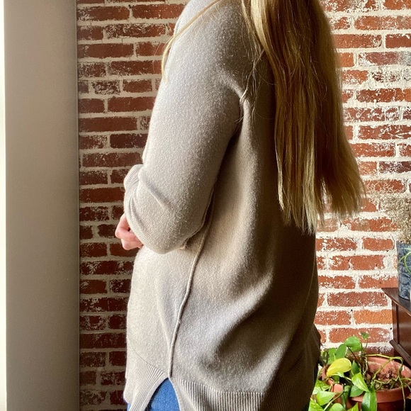 14th & Union light brown v-neck lightweight sweater - Picture 5 of 8